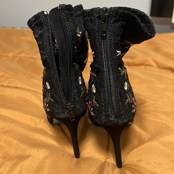 Betsey Johnson Diem Fabric Lace Floral Pump Size 8 - Picture 3 of 7